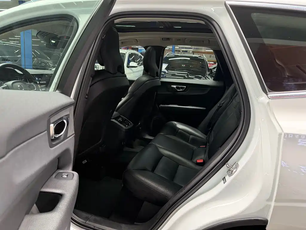 Volvo XC60 2018 T5 four-wheel drive Zhiya Luxury Edition купить на сайте DeffCars