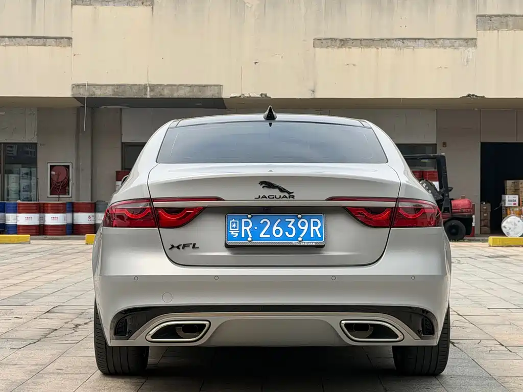 Jaguar XFL 2023 XFL 2.0T P250 two-wheel drive elite sports gold version купить на сайте DeffCars