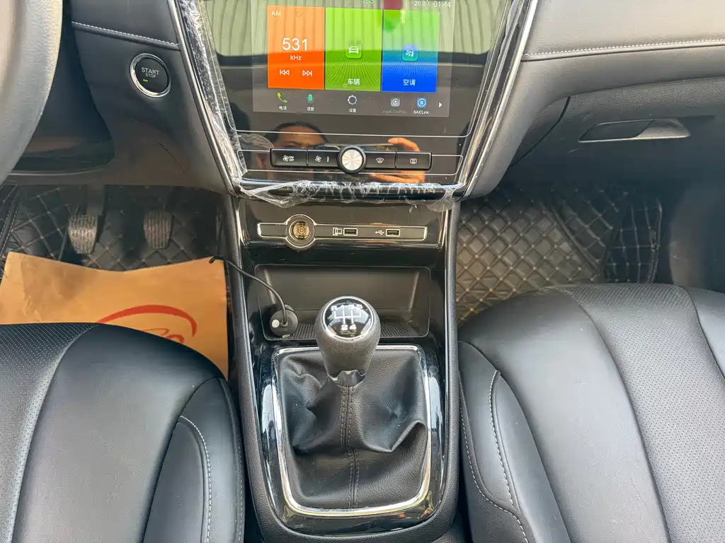 Roewe i5 2020 1.5L Manual 4G Internet Leader Flagship Edition купить на сайте DeffCars