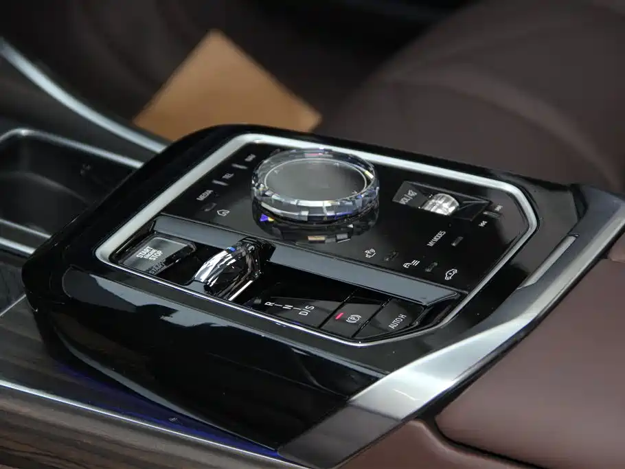 BMW 7 Series 2023 740Li Leading M Sports Package купить на сайте DeffCars