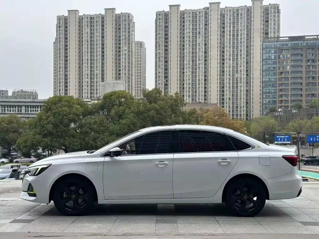 Roewe i6 MAX New Energy 2021 1.5T PHEV Online Appointment Deluxe Edition купить на сайте DeffCars