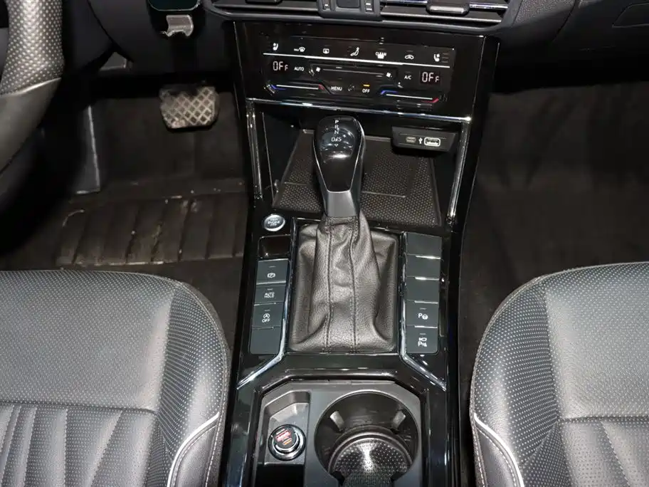 Passat 2023 facelift 330TSI luxury version купить на сайте DeffCars