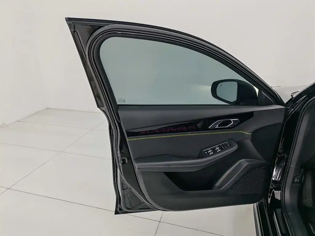 Lynk & Co 03 2025 2.0TD DCT Champion Edition Pro купить на сайте DeffCars