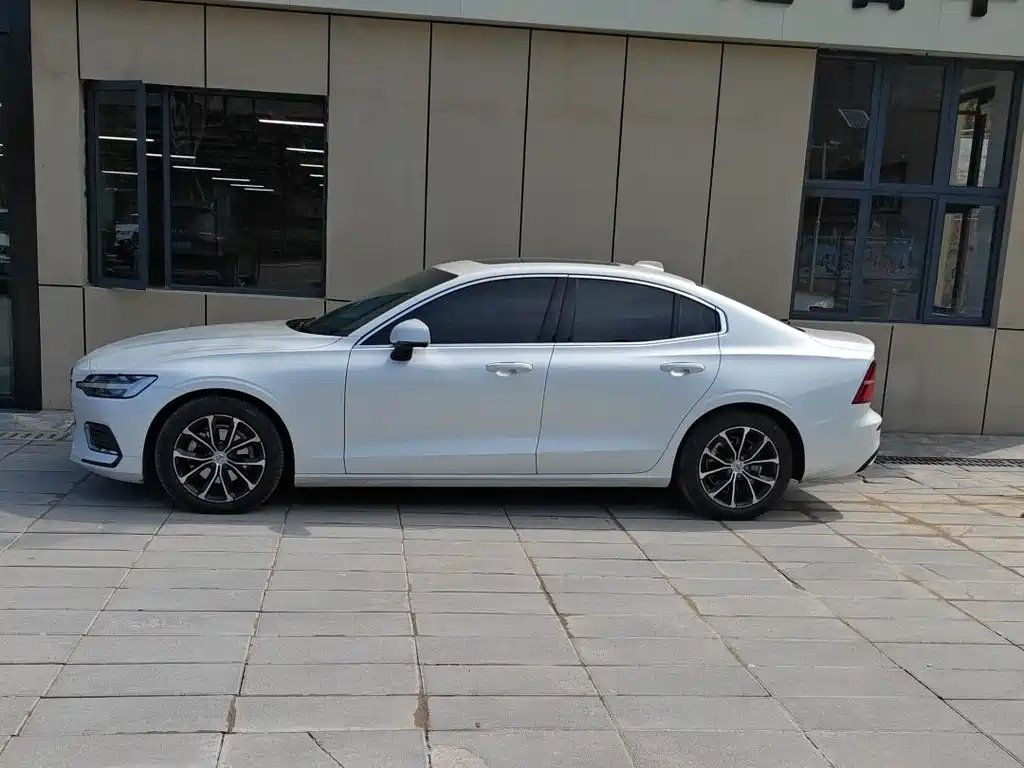 Volvo S60 2021 T4 Zhiyuan Sport Edition купить на сайте DeffCars