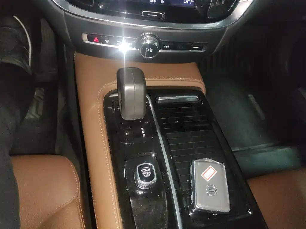 Volvo S60 plug-in hybrid 2021 T8 E-drive hybrid four-wheel drive Zhiyi luxury version купить на сайте DeffCars