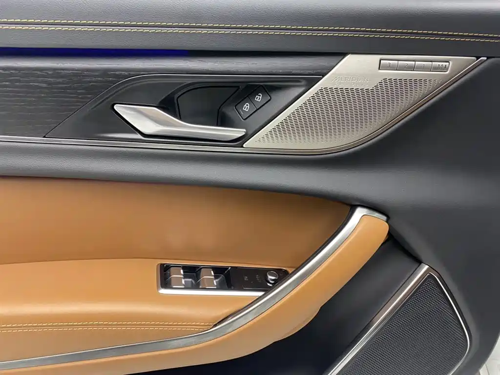 Jaguar XFL 2024 2.0T P300 four-wheel drive flagship sports gold version купить на сайте DeffCars