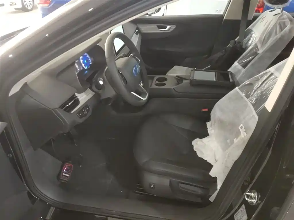 Hongqi E-QM5 2025 500km travel version купить на сайте DeffCars