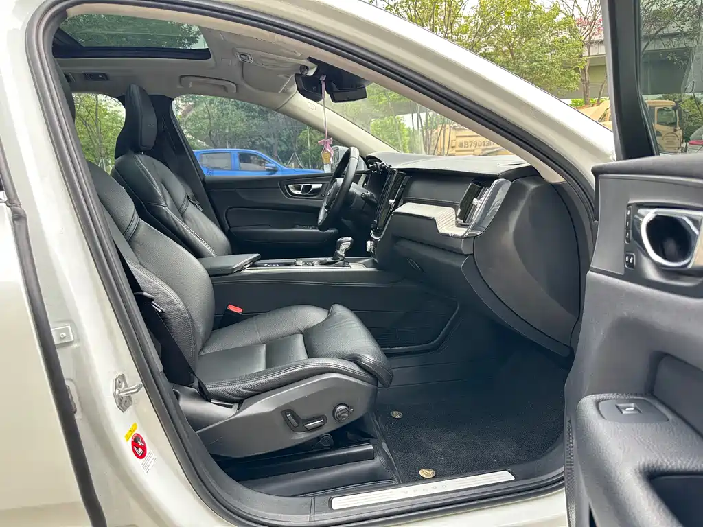 Volvo XC60 2020 T5 four-wheel drive Zhiyuan Deluxe Edition купить на сайте DeffCars