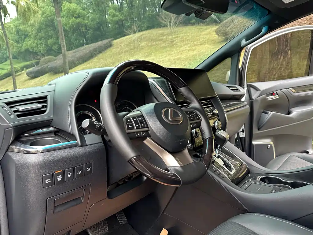Lexus LM 2020 300h seven-seater elegant version купить на сайте DeffCars