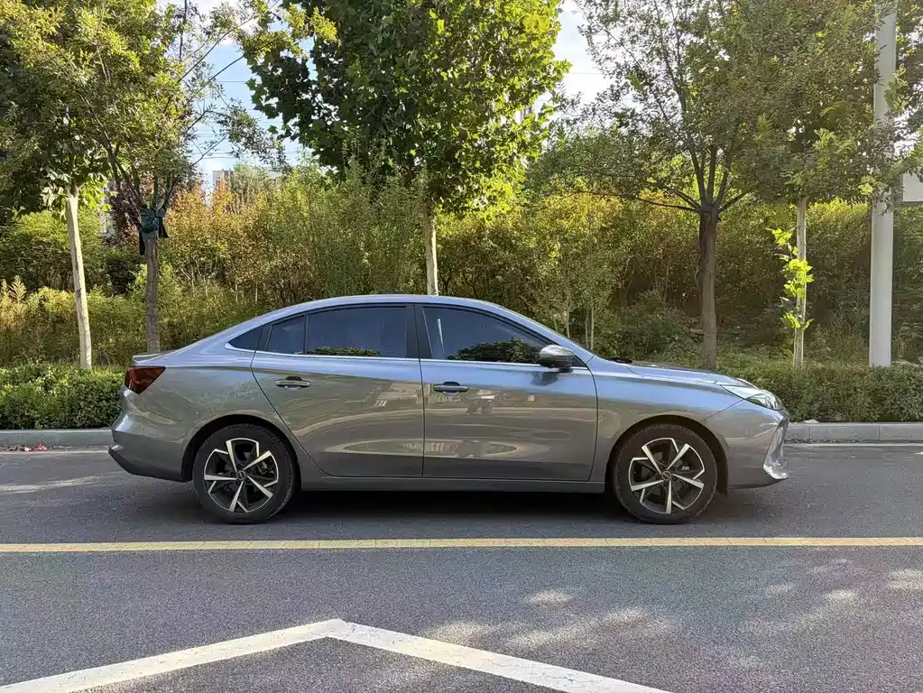Roewe i5 2024 1.5L CVT Premium Edition купить на сайте DeffCars