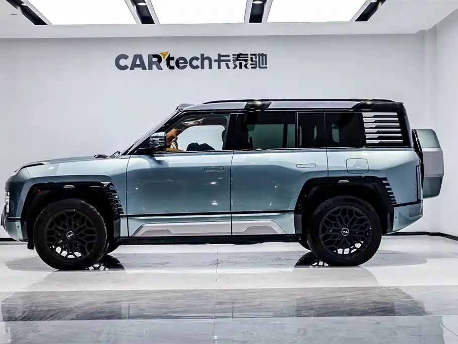 Looking up at U8 2023 Deluxe Edition купить на сайте DeffCars