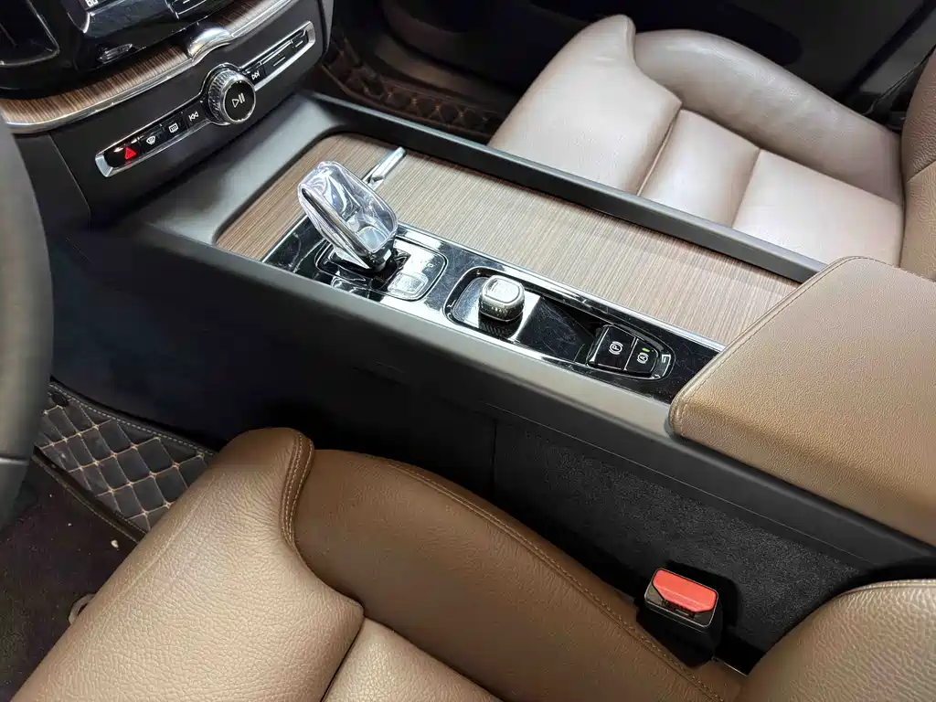 Volvo XC60 2024 B5 four-wheel drive Zhiyuan Deluxe Edition купить на сайте DeffCars