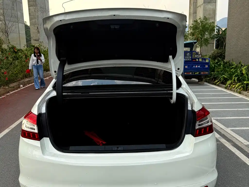 Peugeot 408 2015 1.2T automatic luxury version купить на сайте DeffCars