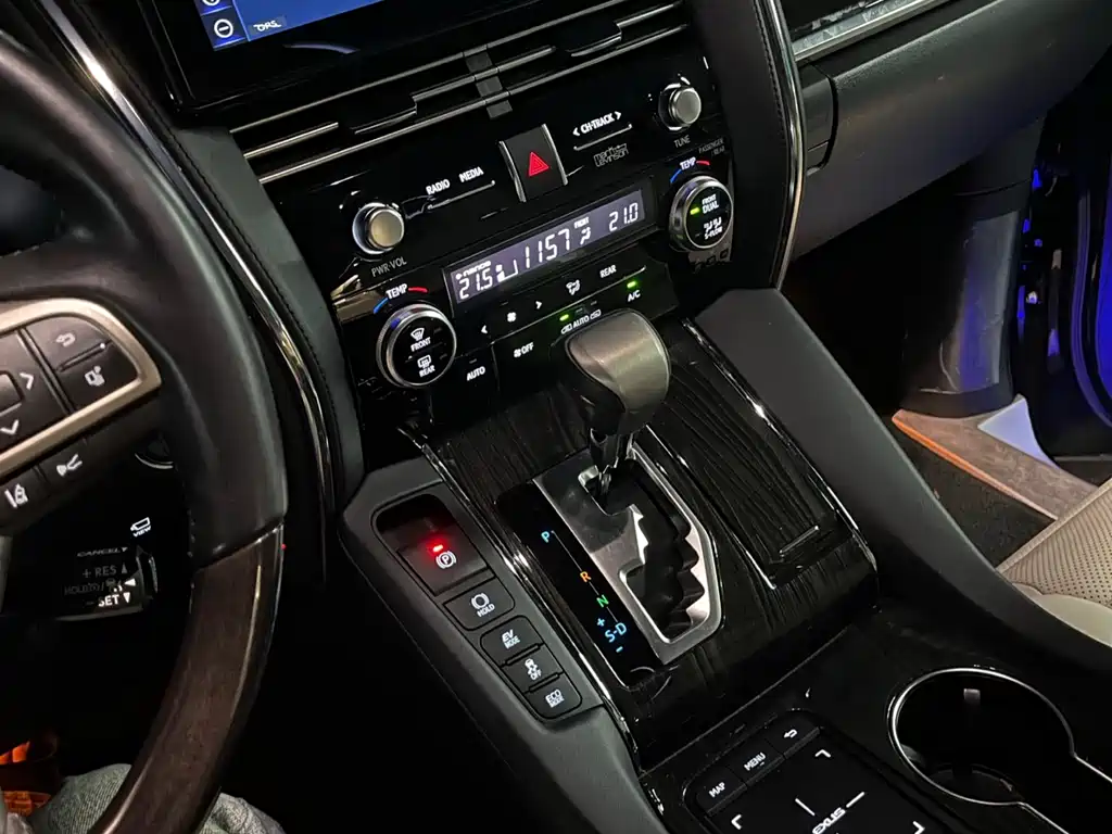 Lexus LM 2020 300h seven-seater elegant version купить на сайте DeffCars