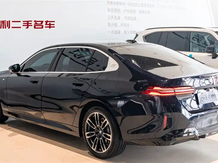 BMW 5 Series 2025 530Li Leading M Sports Package купить на сайте DeffCars
