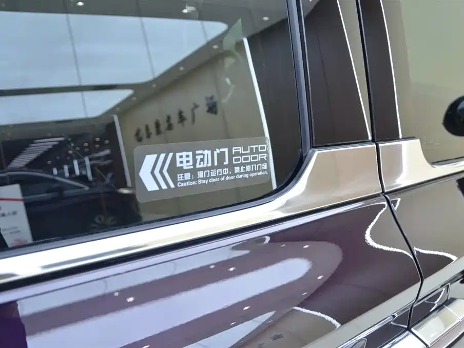 Hongqi HQ9 2023 2.0T Zhilian Flagship Edition купить на сайте DeffCars