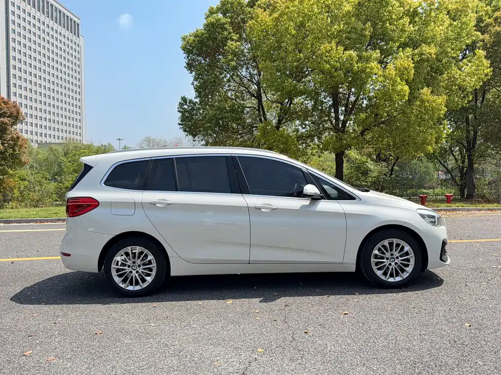 BMW 2 Series Multipurpose Station Wagon 2018 220i Leading Model купить на сайте DeffCars