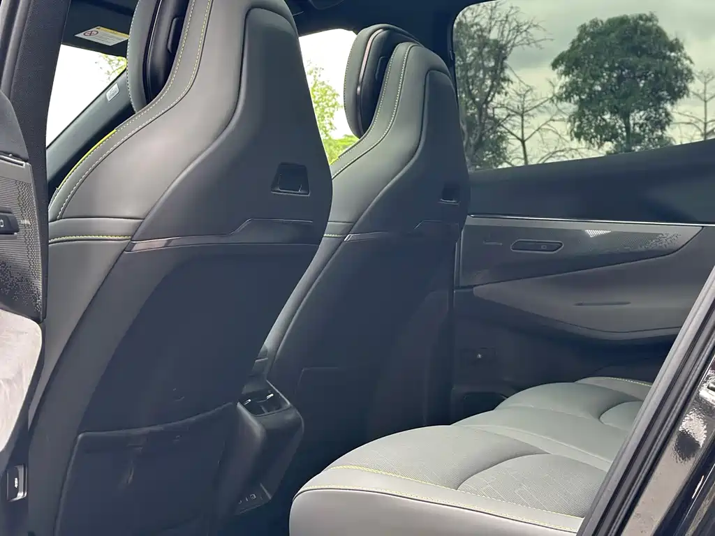 Lynk & Co 08 EM-P 2025 model 120km long battery life Pro купить на сайте DeffCars