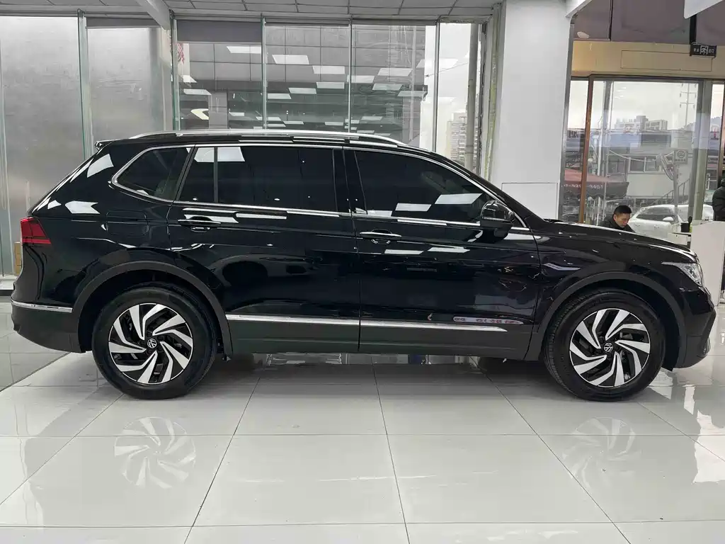 Tiguan L 2025 Outstanding Model 300TSI Automatic Two-wheel Drive Dragon Edition купить на сайте DeffCars