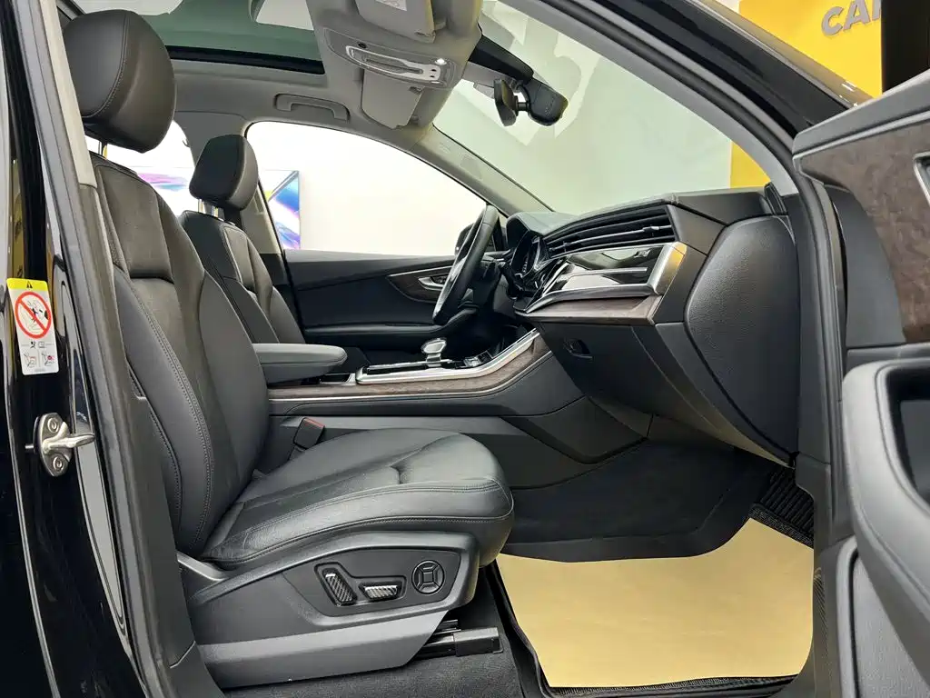 Audi Q7 2023 55 TFSI quattro S line sports version купить на сайте DeffCars