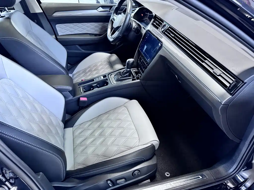 Magotan 2023 2 million commemorative edition 330TSI DSG leading model купить на сайте DeffCars