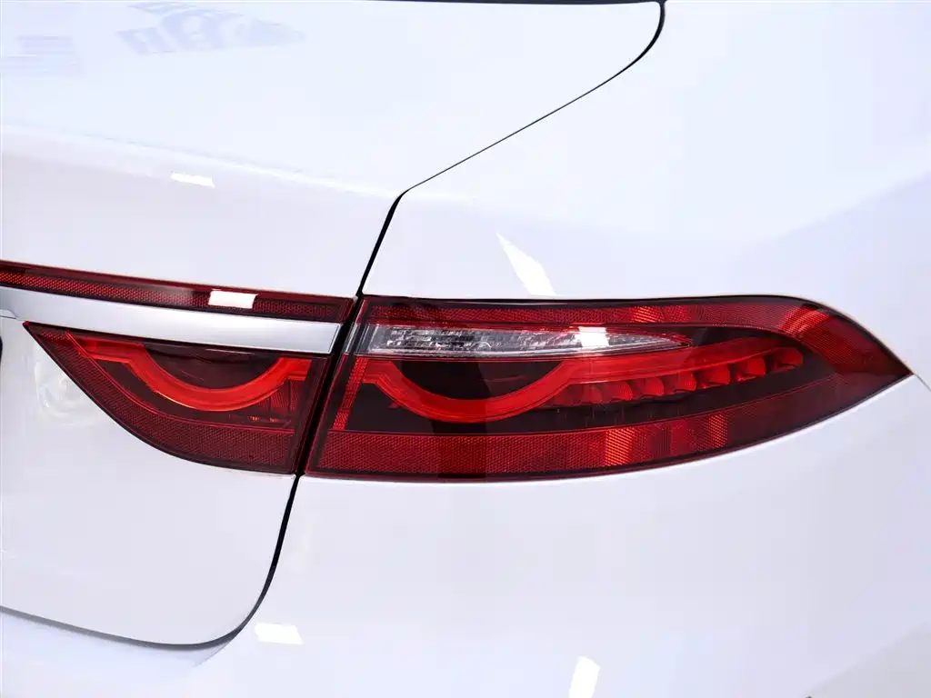 Jaguar XFL 2024 2.0T P250 two-wheel drive exclusive luxury version купить на сайте DeffCars