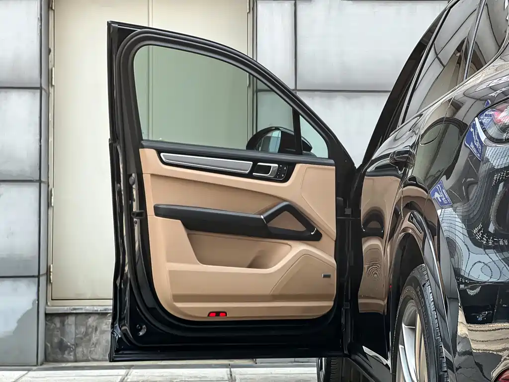 Cayenne New Energy 2023 Cayenne E-Hybrid 2.0T купить на сайте DeffCars