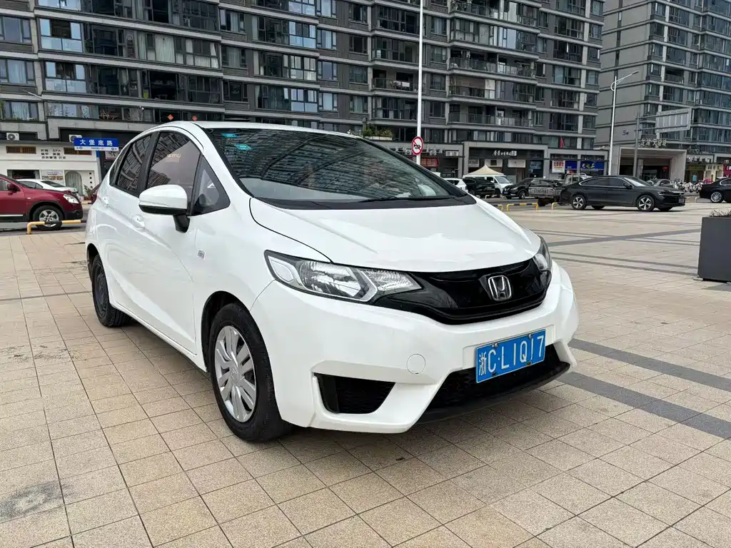 Fit 2016 1.5L SES CVT Fashion Sunroof Edition купить на сайте DeffCars