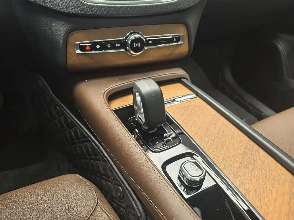 Volvo XC90 2024 B5 Smart Deluxe Edition 5 seats купить на сайте DeffCars
