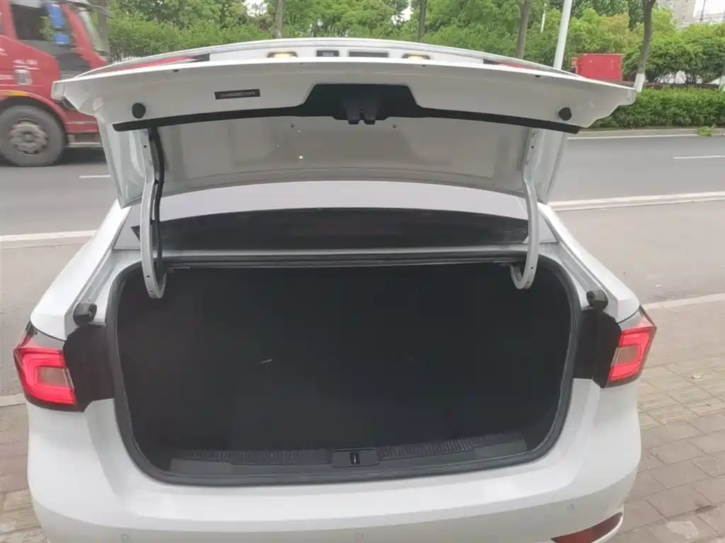 Roewe i5 2020 1.5L automatic 4G Internet leading flagship version купить на сайте DeffCars