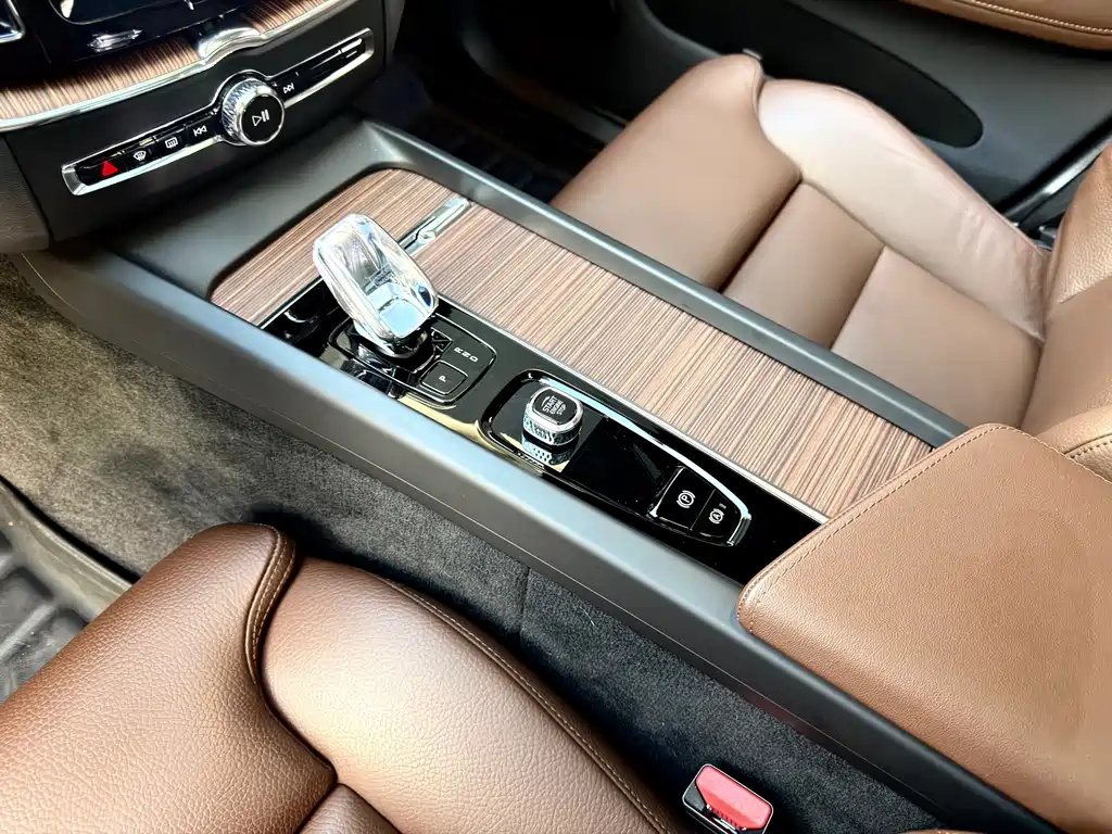 Volvo XC60 2023 B5 four-wheel drive Zhiyuan Deluxe Edition купить на сайте DeffCars