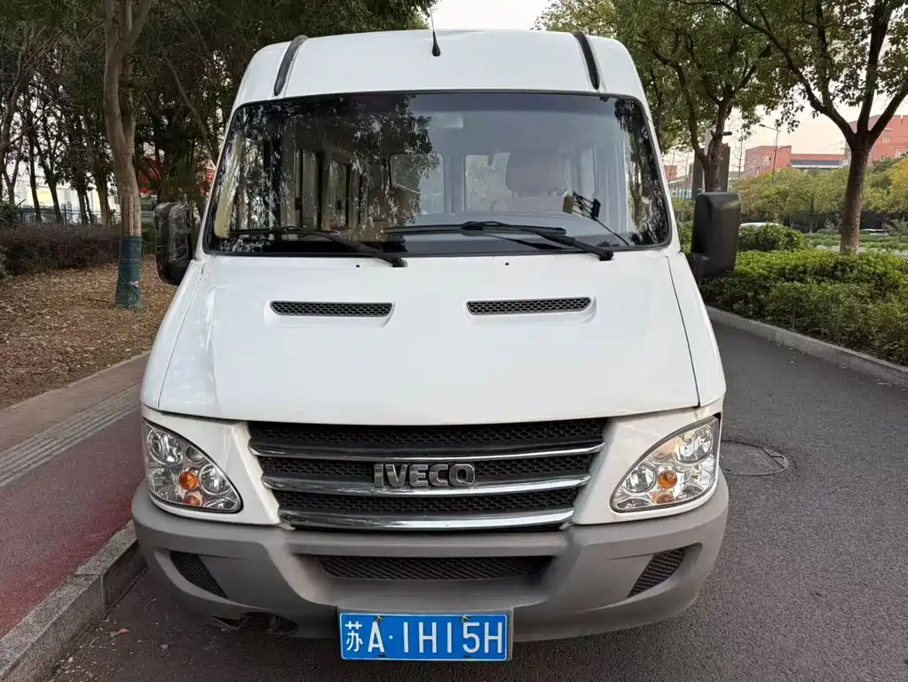 Iveco Baodi 2013 2.5T-A37 high roof for both passenger and cargo use купить на сайте DeffCars