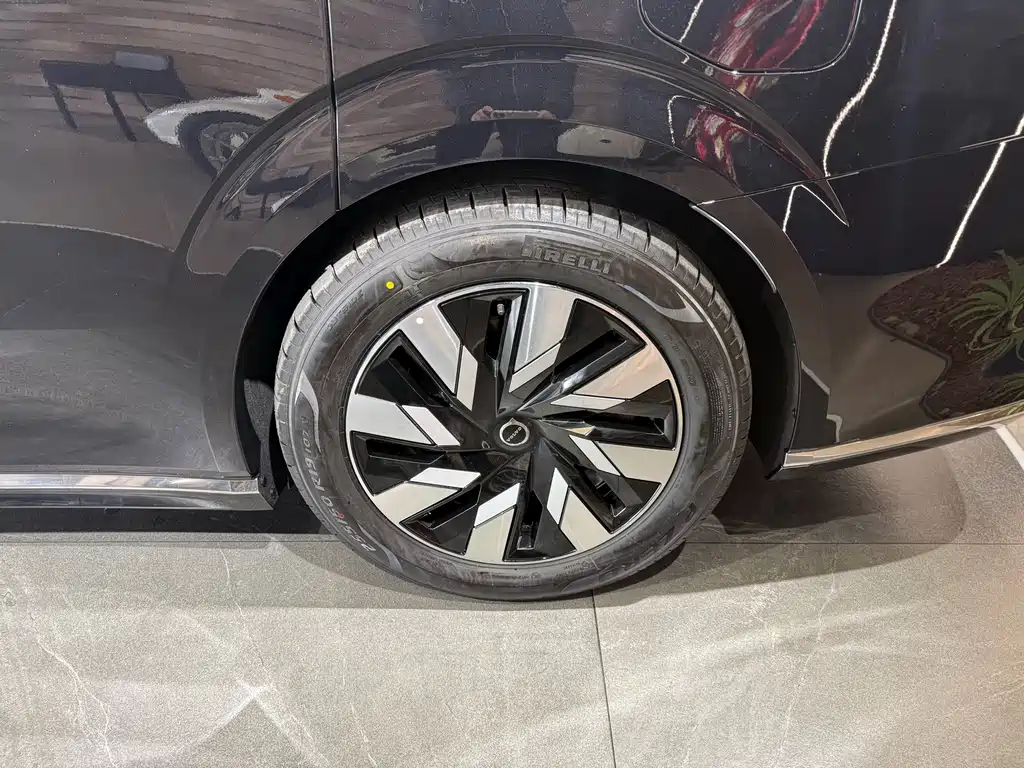 Volvo EM90 2025 Ultra six-seater купить на сайте DeffCars