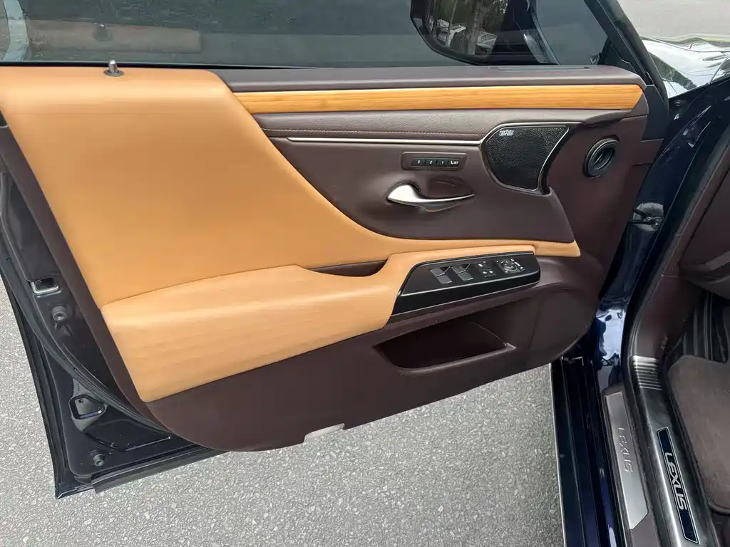 Lexus ES 2020 300h Executive Edition National V купить на сайте DeffCars