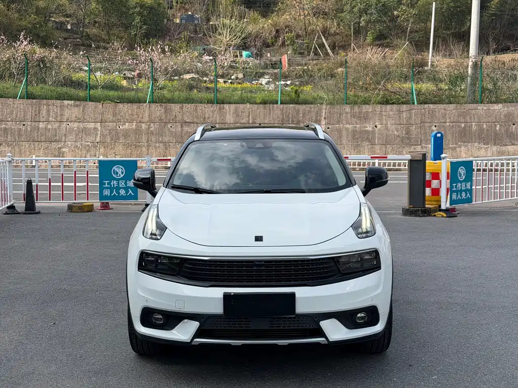 Lynk & Co 01 2017 2.0T 4WD Pro version купить на сайте DeffCars