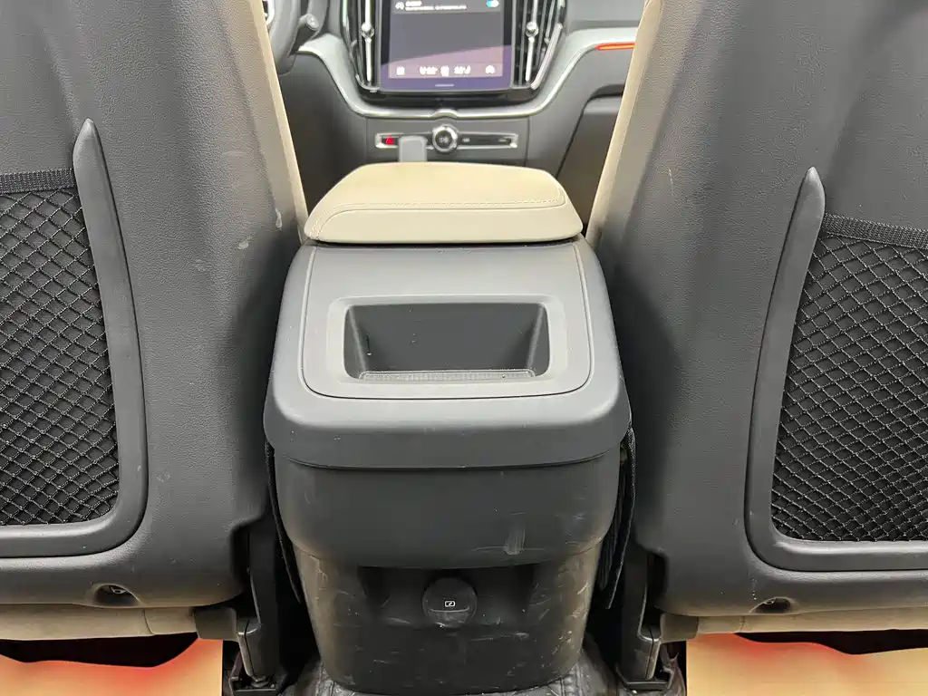 Volvo XC60 2026 B5 four-wheel drive Zhiyi Luxury Edition купить на сайте DeffCars