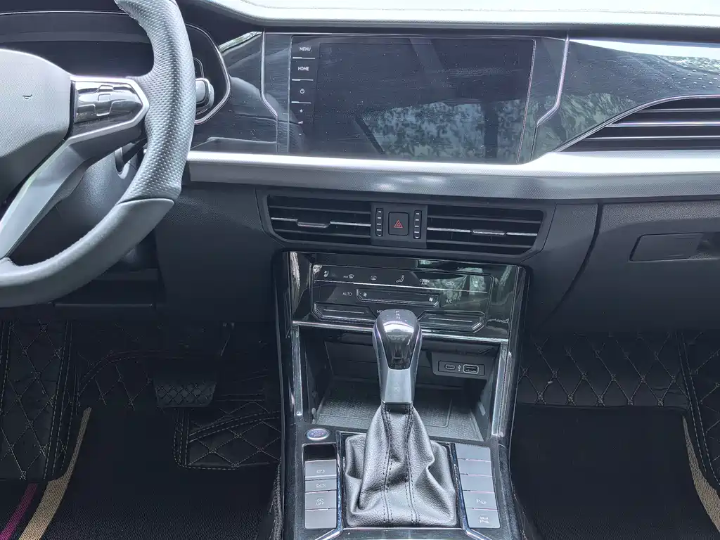 Passat 2023 330TSI Deluxe Edition купить на сайте DeffCars