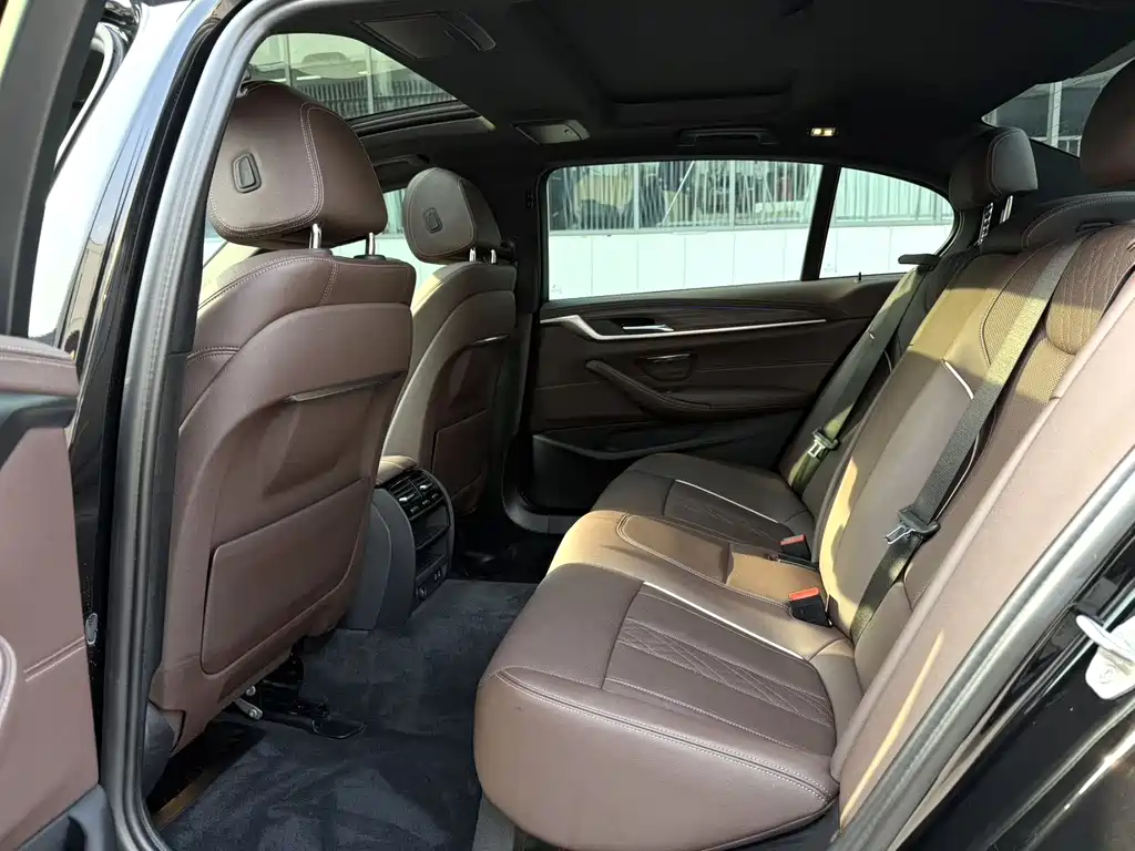 BMW 5 Series 2022 530Li Leading M Sports Package купить на сайте DeffCars