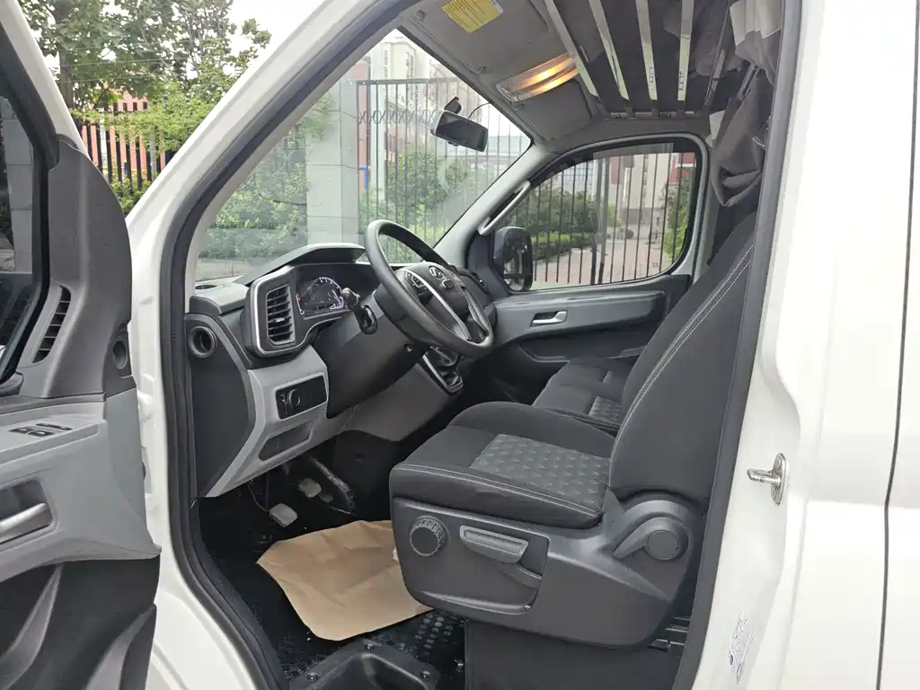 V80 2025 PRO Ao Yuntong 2.0T manual short shaft mid-top 5/6 seats купить на сайте DeffCars
