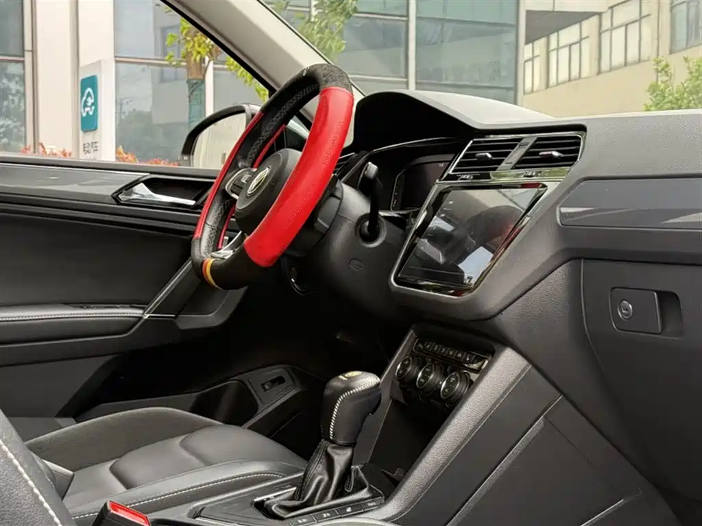 Tiguan L 2021 330TSI automatic two-wheel drive R-Line version купить на сайте DeffCars