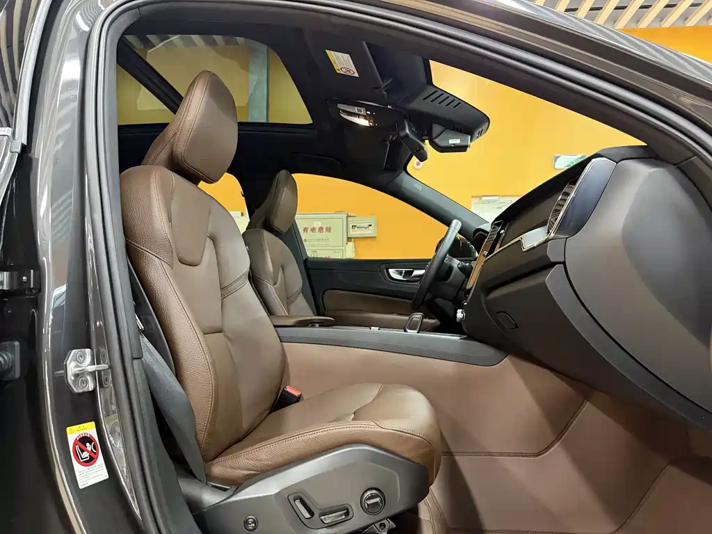Volvo XC60 2022 B5 four-wheel drive Zhiyi Luxury Edition купить на сайте DeffCars