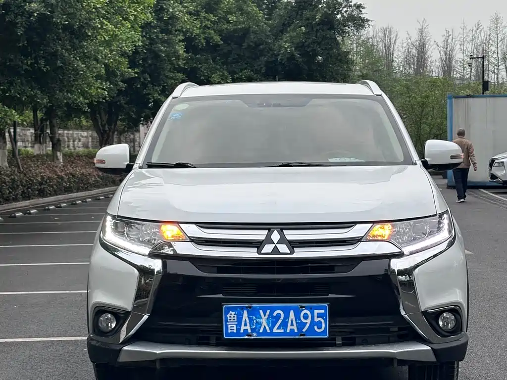 Outlander 2018 2.4L four-wheel drive luxury version 7 seats купить на сайте DeffCars