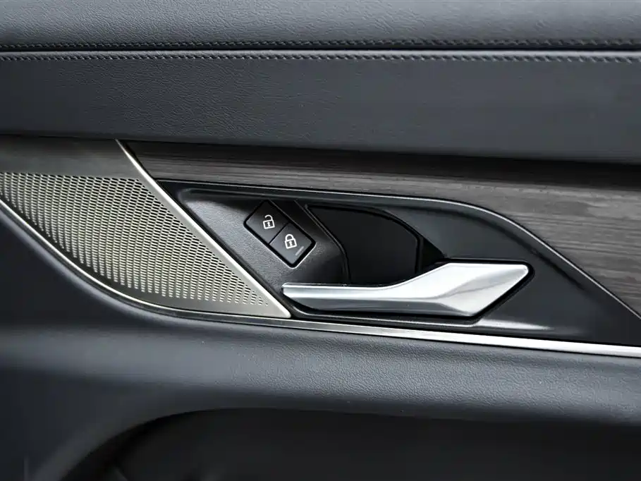 Jaguar XFL 2023 XFL 2.0T P200 2WD Elite Deluxe Edition купить на сайте DeffCars
