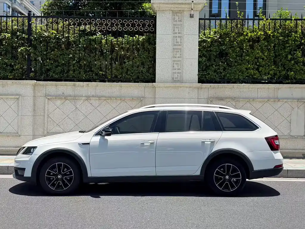 Octavia 2019 Station Wagon TSI230 DSG Deluxe Edition National V купить на сайте DeffCars