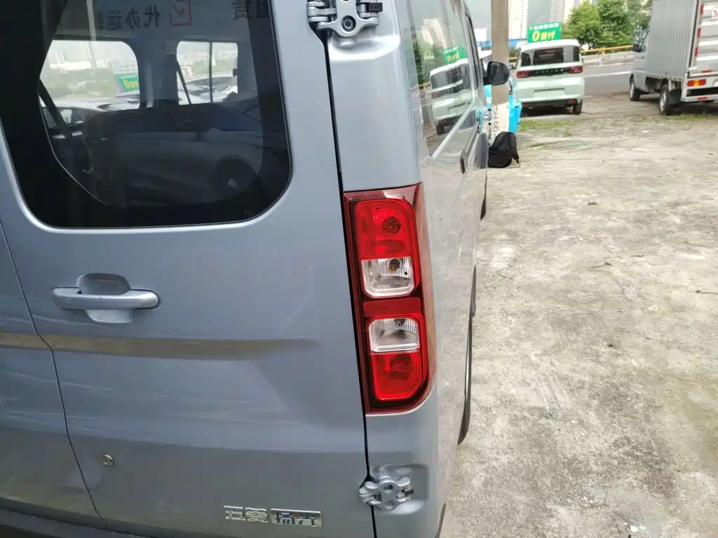 Wuling Yangguang 2024 300km Comfort Bus Version 75kW купить на сайте DeffCars