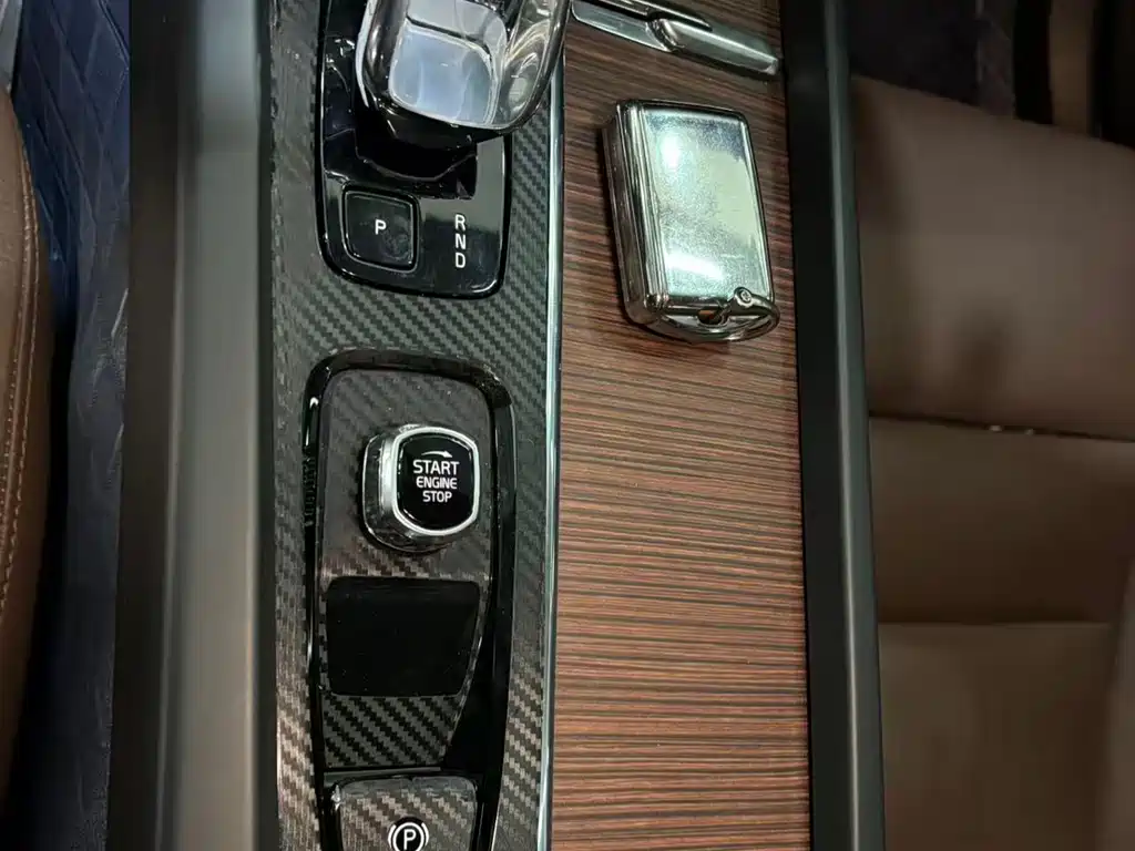 Volvo XC60 2023 B5 four-wheel drive Zhiyuan Deluxe Edition купить на сайте DeffCars