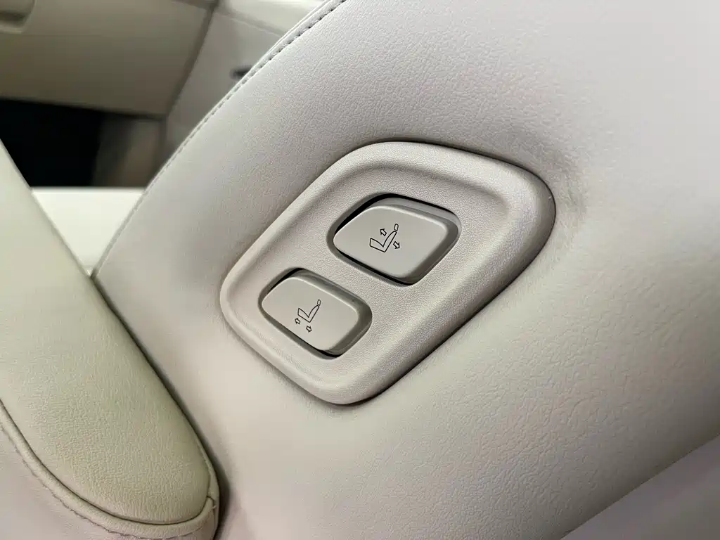 Buick GL8 2023 ES Lu Zun Exclusive Model купить на сайте DeffCars