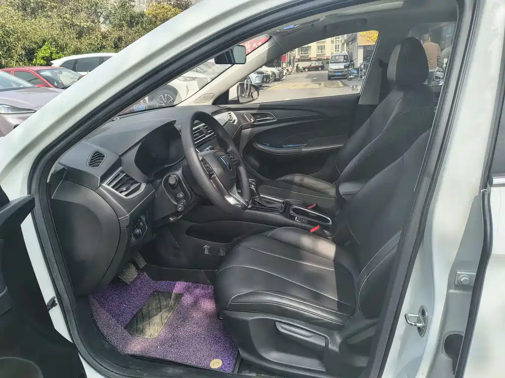 Roewe i5 2020 1.5L automatic 4G Internet leading version купить на сайте DeffCars