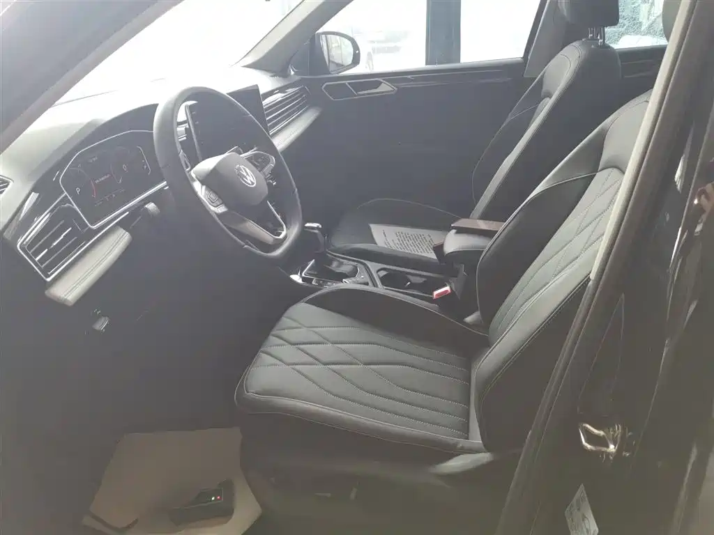 Tiguan L 2025 Outstanding Model 300TSI Automatic Two-wheel Drive Dragon Edition купить на сайте DeffCars
