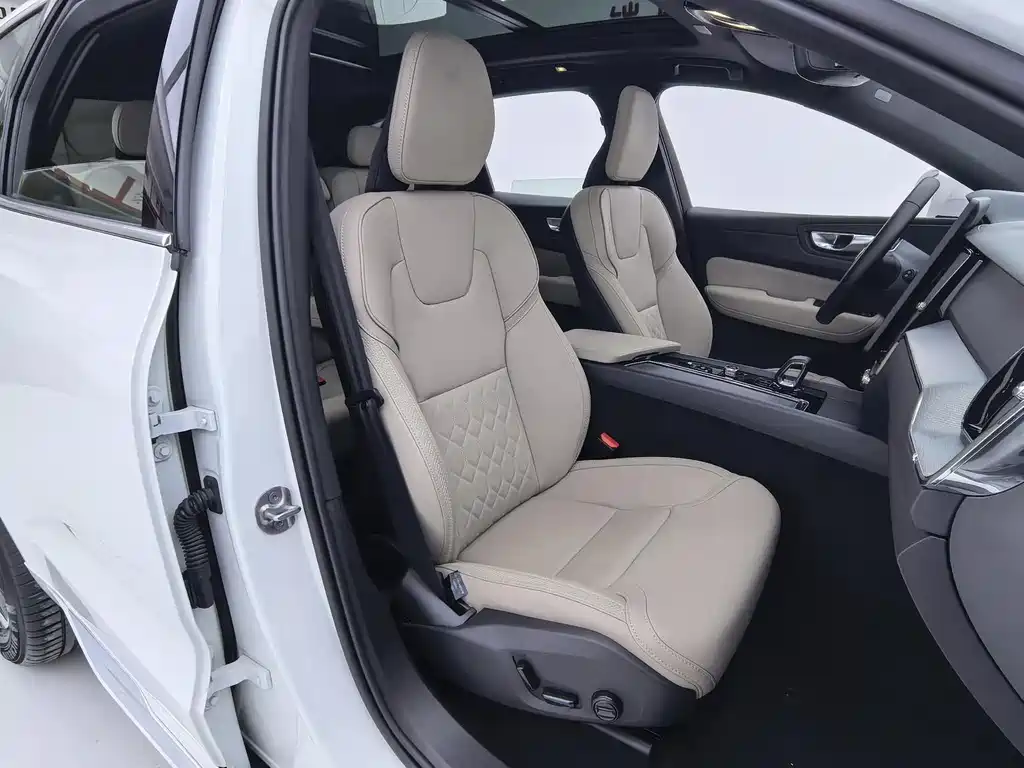 Volvo XC60 2026 B5 four-wheel drive Zhiyi Luxury Edition купить на сайте DeffCars
